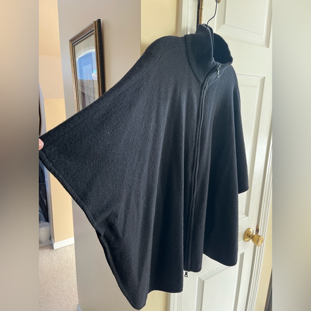 Anne Klein Black cape .
Light and comfortable 52% Acrylic, 48%WOOL, 2% other .